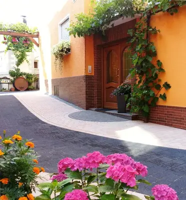 Ein Garten an der Unterkunft Weinstube Pension Moselblümchen