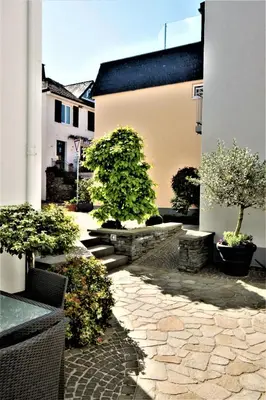 Ein Garten an der Unterkunft Feriendomizil am Lindenplatz