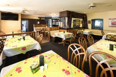 Ein Restaurant oder anderes Speiselokal in der Unterkunft Hotel Weinhaus Weis