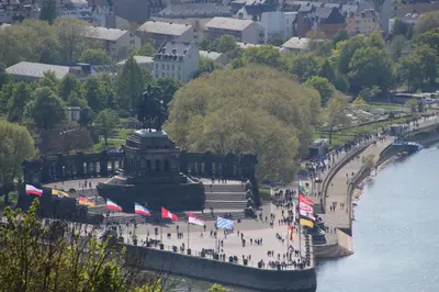 Blick auf einen Fluss in der Nähe des Hotels