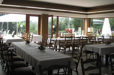Ein Restaurant oder anderes Speiselokal in der Unterkunft Hotel Zur Suhle