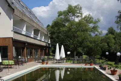 Ein Garten an der Unterkunft Hotel Zur Suhle
