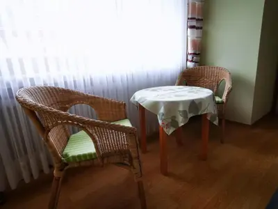 Ein Sitzbereich in der Unterkunft Gästehaus Andrea Blatt