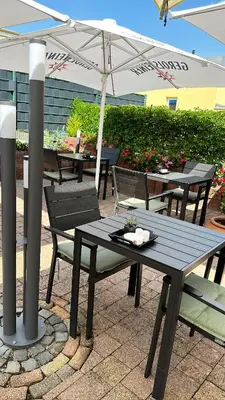 Ein Restaurant oder anderes Speiselokal in der Unterkunft Hotel Restaurant Germania