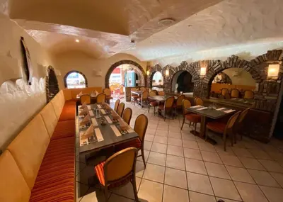 Ein Restaurant oder anderes Speiselokal in der Unterkunft Hotel Restaurant Germania