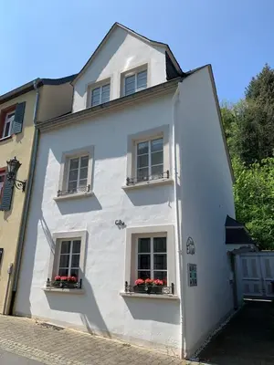 Das Gebäude in dem sich das Ferienhaus befindet
