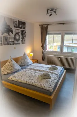 Ein Bett oder Betten in einem Zimmer der Unterkunft Ferienwohnung & Apartment Am Steinbrunnen