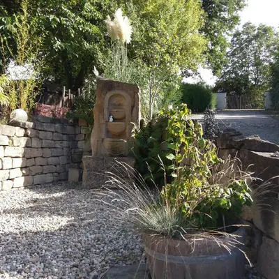Ein Garten an der Unterkunft Ferienwohnung & Apartment Am Steinbrunnen
