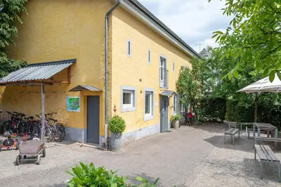Das Gebäude in dem sich das Ferienhaus befindet
