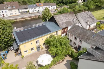 Das Gebäude in dem sich das Ferienhaus befindet