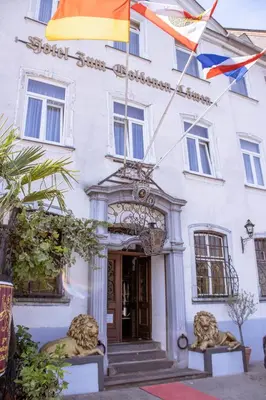 Eine Fassade oder ein Eingang zu Hotel zum Goldenen Löwen