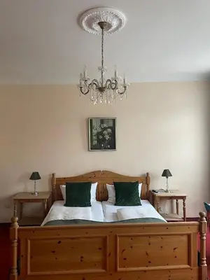 Ein Bett oder Betten in einem Zimmer der Unterkunft Hotel zum Goldenen Löwen