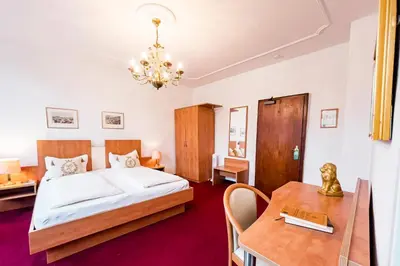 Ein Bett oder Betten in einem Zimmer der Unterkunft Hotel zum Goldenen Löwen