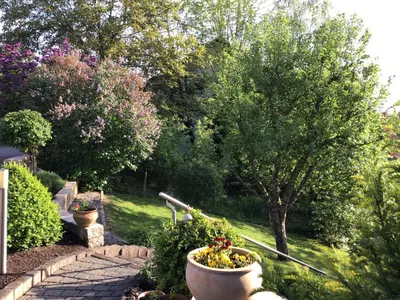 Ein Garten an der Unterkunft Ferienwohnung Zum Harpelstein