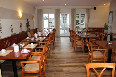 Ein Restaurant oder anderes Speiselokal in der Unterkunft Hotel Bitburger Hof