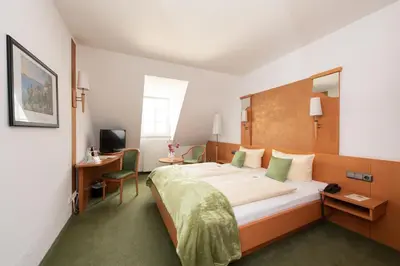 Ein Bett oder Betten in einem Zimmer der Unterkunft Hotel Bitburger Hof