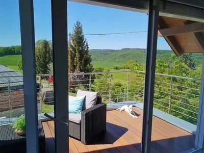 Ein allgemeiner Bergblick oder ein Berglick von des Ferienhauses aus