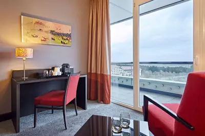 Ein Sitzbereich in der Unterkunft Nürburgring Congress Hotel