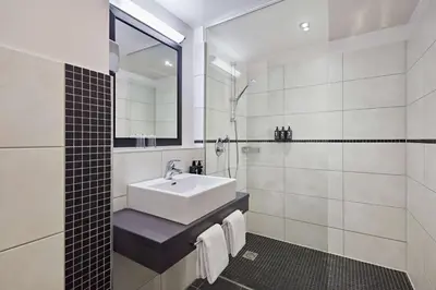 Ein Badezimmer in der Unterkunft Nürburgring Motorsport Hotel