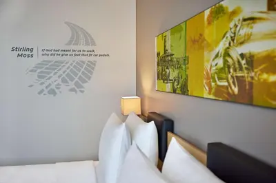 Ein Sitzbereich in der Unterkunft Nürburgring Motorsport Hotel