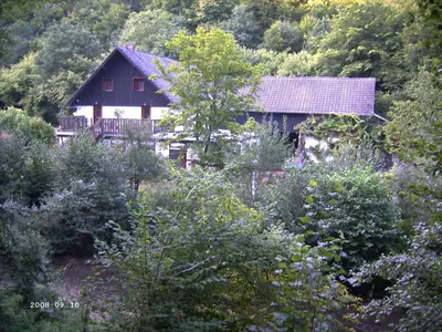 Ein Garten an der Unterkunft Neumühle