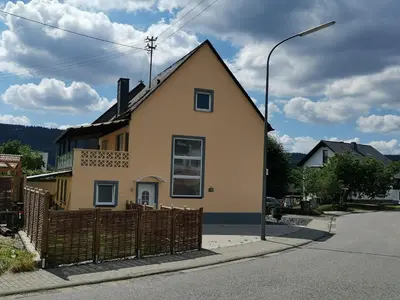 Ein allgemeiner Bergblick oder ein Berglick von des Ferienhauses aus