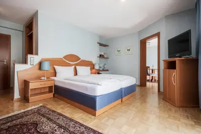 Ein Bett oder Betten in einem Zimmer der Unterkunft Hotel Zum grünen Kranz