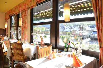Ein Restaurant oder anderes Speiselokal in der Unterkunft Hotel Zum grünen Kranz