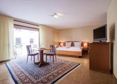 Ein Bett oder Betten in einem Zimmer der Unterkunft Hotel Zum grünen Kranz