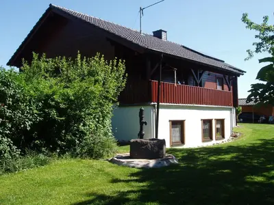Das Gebäude in dem sich das Ferienhaus befindet