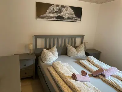 Ein Bett oder Betten in einem Zimmer der Unterkunft Schöne Ferienwohnung Altes Gebälk Fachwerkhaus