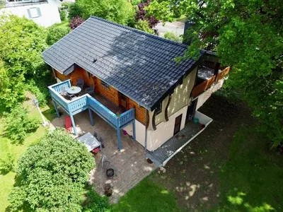 Das Gebäude in dem sich das Ferienhaus befindet