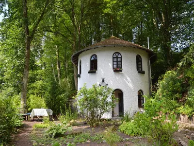 Ein Garten an der Unterkunft Strotzbüsch Forest Hideaway