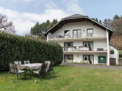 Das Gebäude in dem sich das Ferienhaus befindet