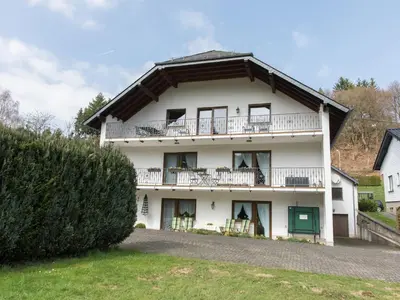 Das Gebäude in dem sich das Ferienhaus befindet