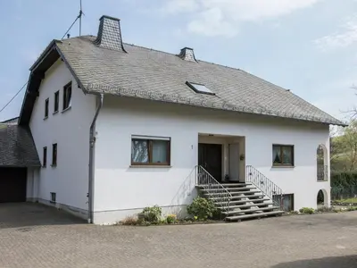 Das Gebäude in dem sich das Ferienhaus befindet