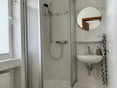 Ein Badezimmer in der Unterkunft Modern apartment with 2 bathrooms in Lirstal