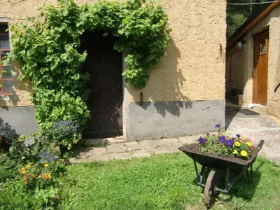 Ein Garten an der Unterkunft gemütliche Ferienwohnung in Kaifenheim