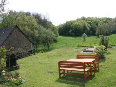 Ein Garten an der Unterkunft gemütliche Ferienwohnung in Kaifenheim