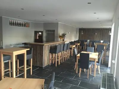 Ein Restaurant oder anderes Speiselokal in der Unterkunft Ferienweingut Peter-Jos. Hauth