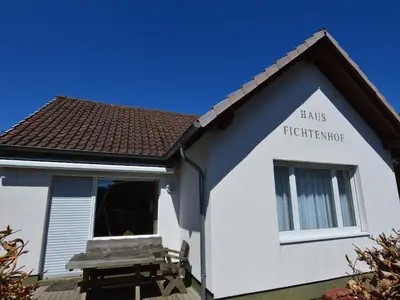 Das Gebäude in dem sich das Ferienhaus befindet