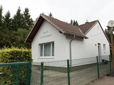 Das Gebäude in dem sich das Ferienhaus befindet