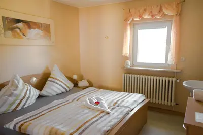Ein Bett oder Betten in einem Zimmer der Unterkunft Gästehaus Edith, 3-Sterne, 2-4 Personen