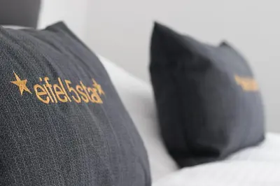 Ein Bett oder Betten in einem Zimmer der Unterkunft eifel5star - Burgfriedstraße