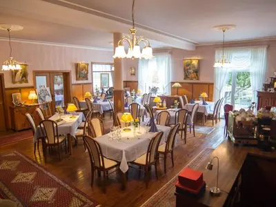 Ein Restaurant oder anderes Speiselokal in der Unterkunft Hotel Zur Post