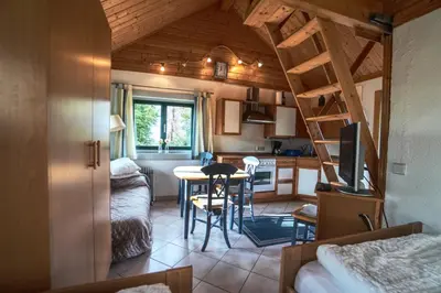 Ein Sitzbereich in der Unterkunft Hof Marienberg, 56340 Osterspai, Deutschland Wanderhütte