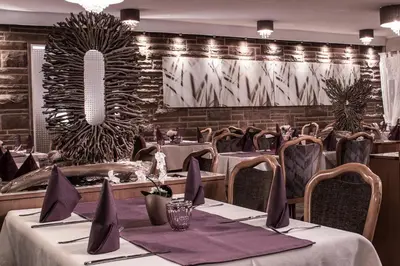 Ein Restaurant oder anderes Speiselokal in der Unterkunft Restaurant Landgasthof Zum Wiesengrund