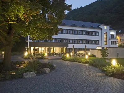 Ein Garten an der Unterkunft Hotel Im Schulhaus