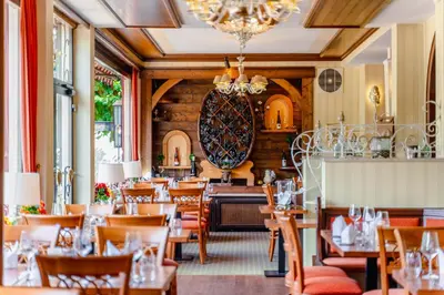 Ein Restaurant oder anderes Speiselokal in der Unterkunft Hotel Unter den Linden