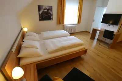 Ein Bett oder Betten in einem Zimmer der Unterkunft Ernst Clüsserath Weingut & Weinhotelchen
